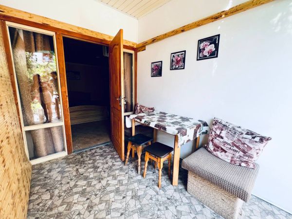 ② Номер однокомнатный c крыльцом (на 2-3 человека)